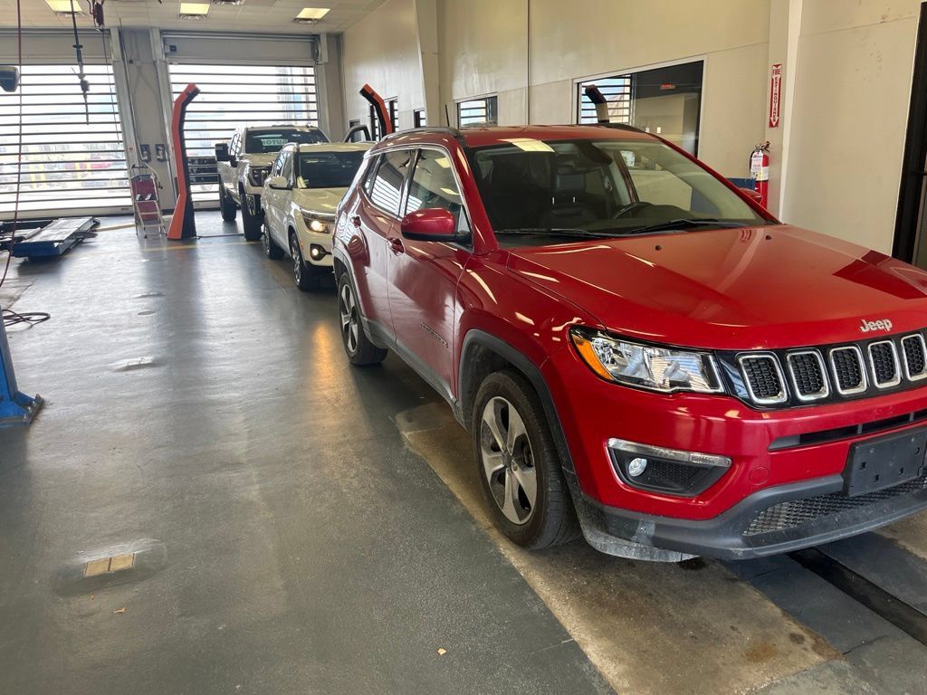 Used 2017 Jeep Compass Latitude w/ Cold Weather Group FWD image 1
