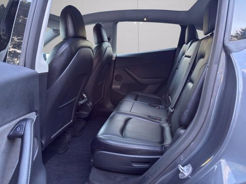Used 2022 Tesla Model Y Long Range image 10