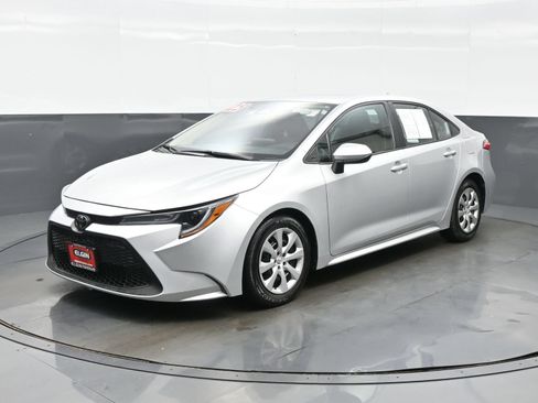 Used 2025 Toyota Corolla LE FWD image 2