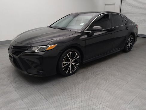 Used 2018 Toyota Camry SE FWD image 2