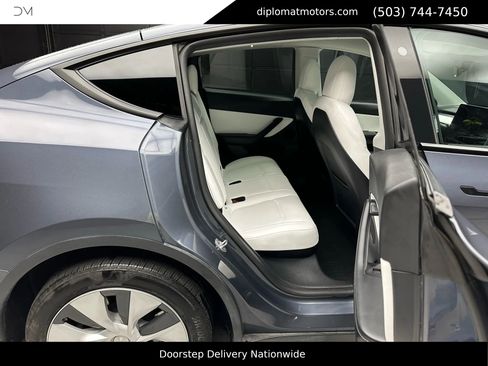Used 2022 Tesla Model Y Long Range image 18