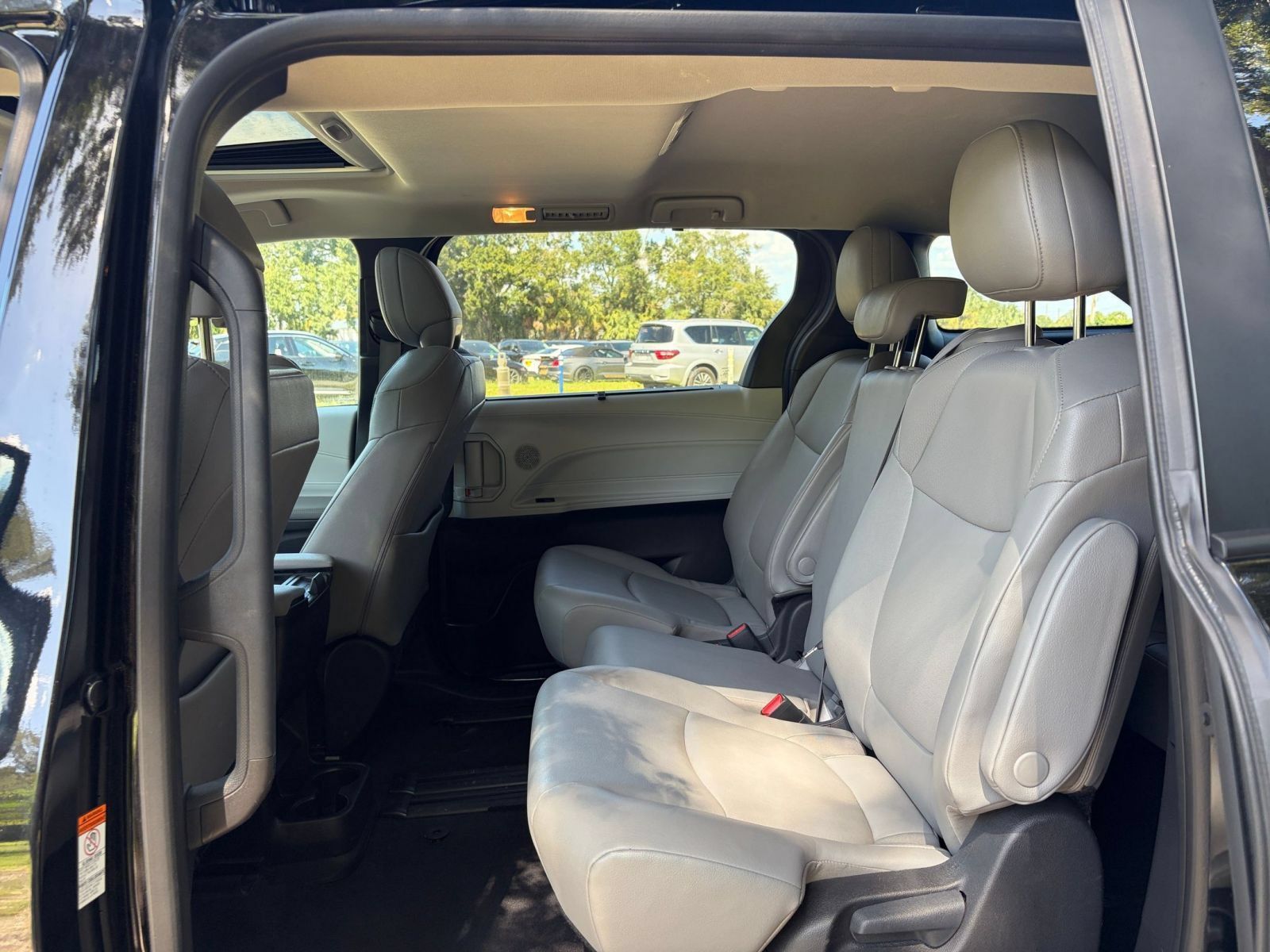 Used 2025 Toyota Sienna XLE FWD image 26