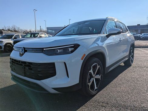 New 2025 Volkswagen Tiguan SE image 8