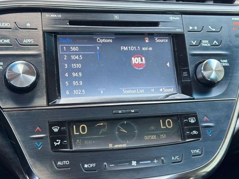 Used 2018 Toyota Avalon Limited image 24