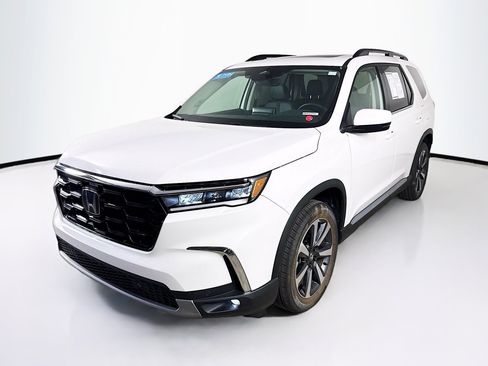Certified 2025 Honda Pilot Touring image 4