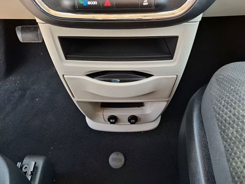 Used 2018 Dodge Grand Caravan SE w/ UConnect Hands-Free Group image 36