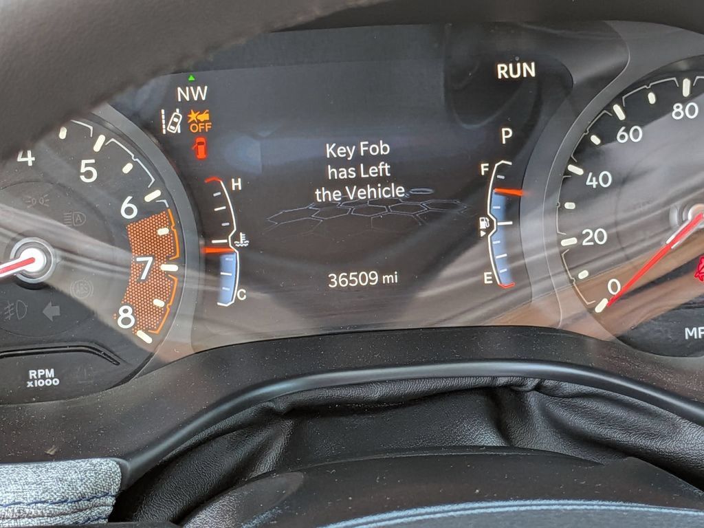 Used 2025 Jeep Compass Latitude w/ Sun & Sound Group AWD/4WD image 21