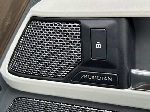 Used 2021 Land Rover Defender 90 First Edition image 16