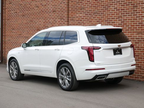 Used 2022 Cadillac XT6 Premium Luxury w/ Technology Package AWD/4WD image 3