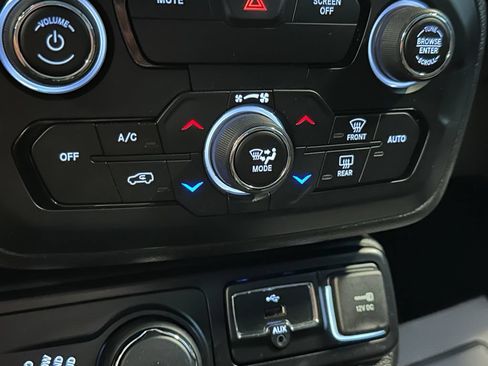Used 2018 Jeep Renegade Latitude AWD/4WD image 15