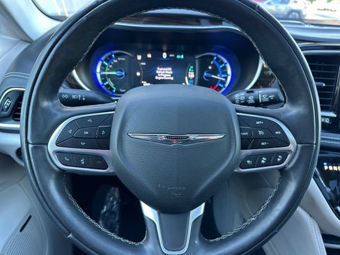 Used 2022 Chrysler Pacifica Limited w/ Uconnect Theater Family Group FWD image 25