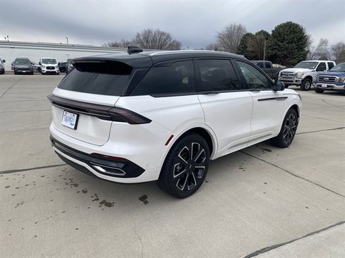 Used 2024 Lincoln Nautilus Reserve image 12