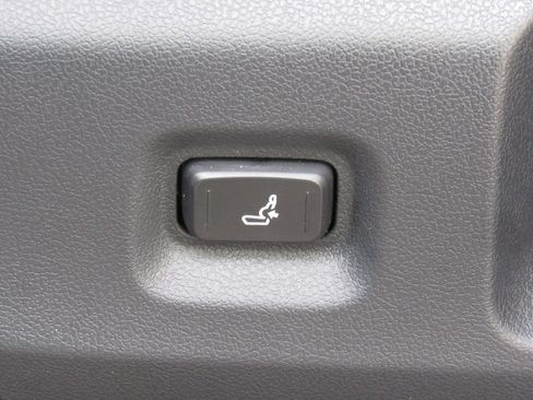 Certified 2025 Toyota Tacoma SR5 AWD/4WD image 16
