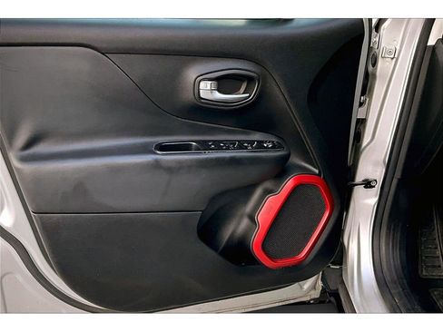 Used 2015 Jeep Renegade Trailhawk image 20