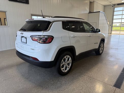 Used 2024 Jeep Compass Latitude AWD/4WD image 4
