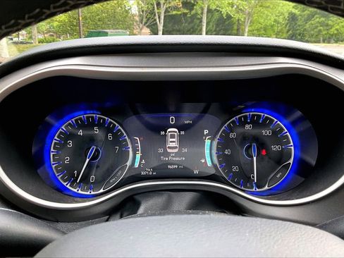 Used 2022 Chrysler Pacifica Touring-L FWD image 10