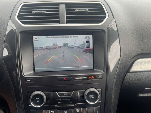 Used 2018 Ford Explorer XLT w/ Equipment Group 202A AWD/4WD image 22