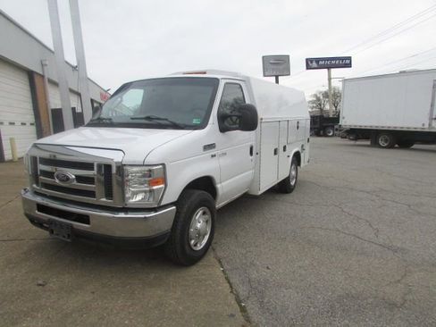 Used 2016 Ford E-350 and Econoline 350 Super Duty w/ Power Windows & Locks Group image 1