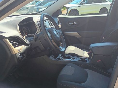 Used 2018 Jeep Cherokee Latitude w/ Altitude Package FWD image 14