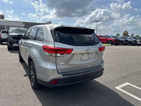 Used 2019 Toyota Highlander LE FWD image 3