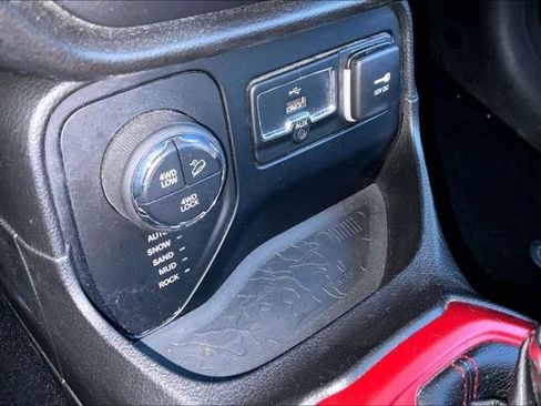 Used 2016 Jeep Renegade Trailhawk AWD/4WD image 24