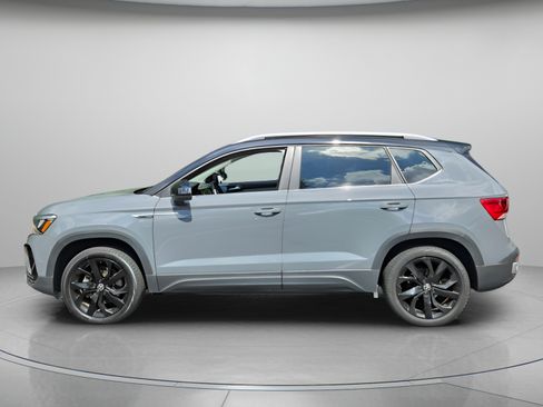Used 2023 Volkswagen Taos SE FWD image 2