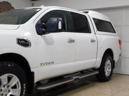 Used 2017 Nissan Titan SV image 20