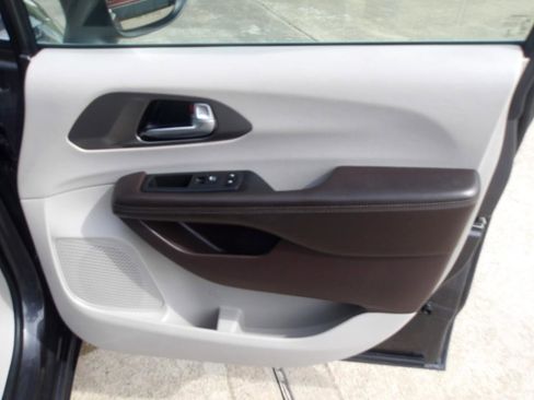 Used 2020 Chrysler Voyager Lxi image 8