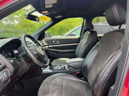 Used 2018 Ford Explorer XLT w/ Equipment Group 202A AWD/4WD image 19