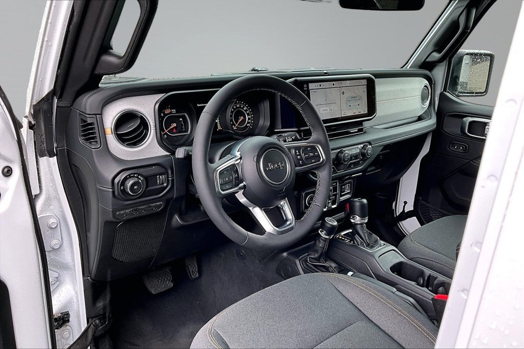 Used 2026 Jeep Wrangler Unlimited Sahara AWD/4WD image 4