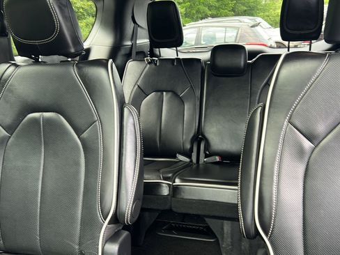 Used 2025 Chrysler Pacifica Limited FWD image 30