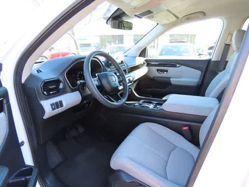 Certified 2023 Honda Pilot LX image 2