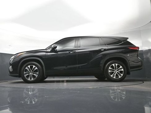 Used 2022 Toyota Highlander XLE AWD/4WD image 29
