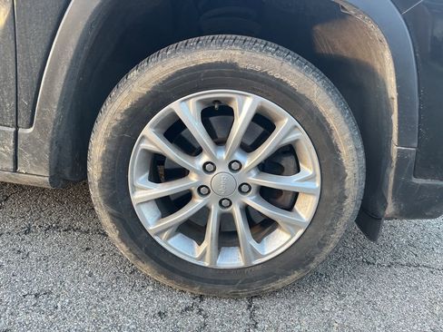 Used 2019 Jeep Cherokee Latitude w/ Popular Appearance Group image 12