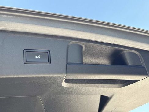 Used 2025 Volkswagen Atlas SE FWD image 12