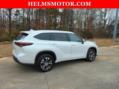 Used 2025 Toyota Highlander XLE image 13