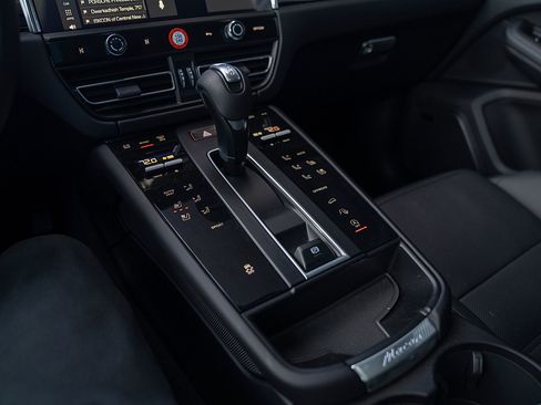 Certified 2025 Porsche Macan image 13