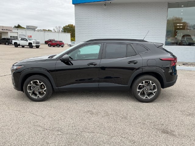 Used 2024 Chevrolet Trax LT w/ LT Convenience Package FWD image 2