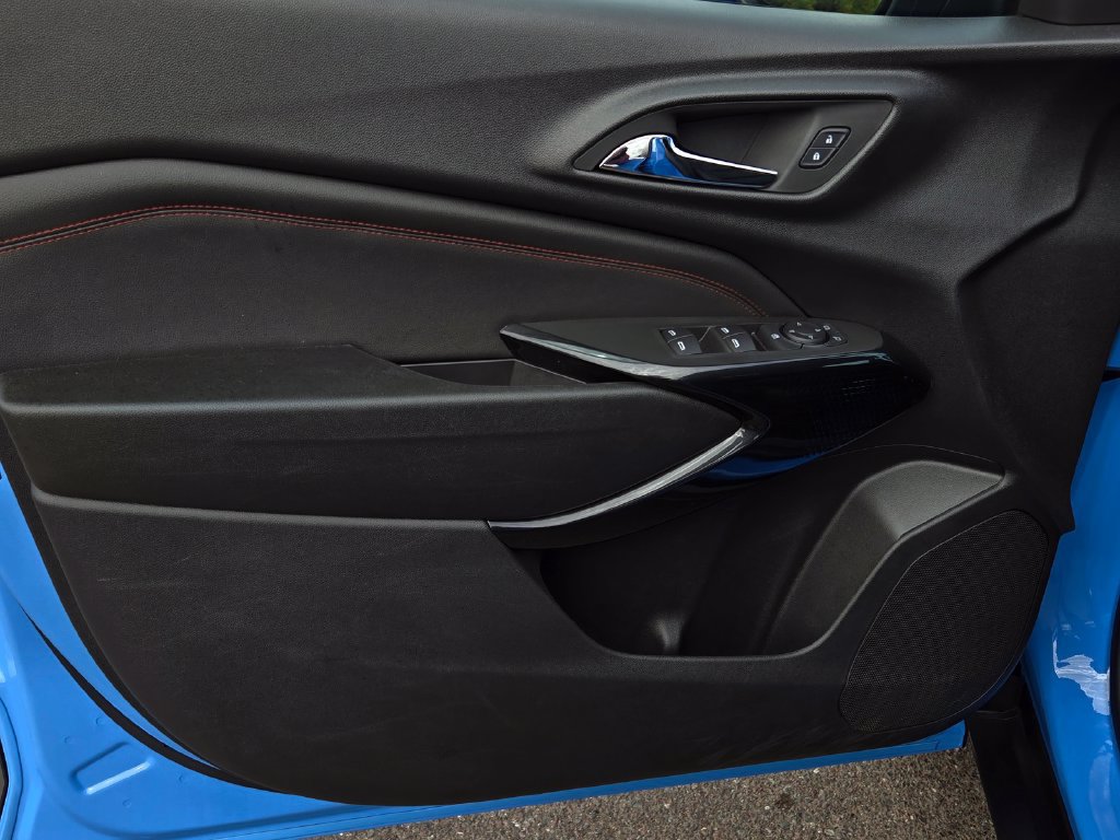 Used 2024 Chevrolet Trax RS w/ Sunroof Package FWD image 11