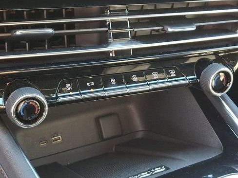 Used 2025 Chevrolet Traverse RS image 21