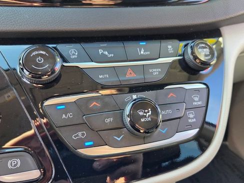 Used 2024 Chrysler Pacifica Touring-L FWD image 24