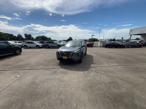 Used 2025 Nissan Rogue SV AWD/4WD image 6
