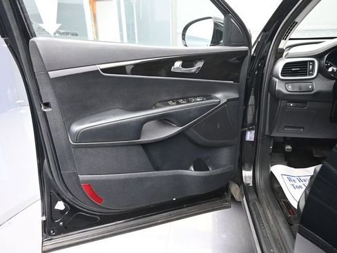 Used 2020 Kia Sorento LX image 10
