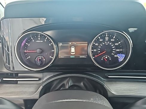 Used 2024 Kia Carnival EX image 15