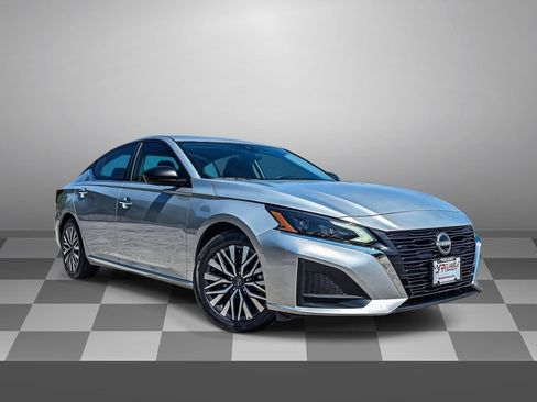 Used 2025 Nissan Altima 2.5 SV FWD image 1