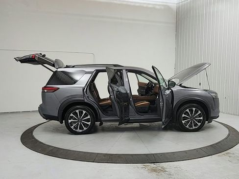 New 2026 Nissan Pathfinder Platinum FWD image 16