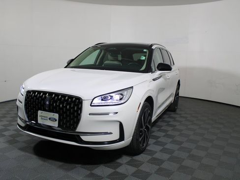 Used 2025 Lincoln Corsair Grand Touring image 4