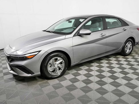 Used 2025 Hyundai Elantra SE FWD image 25