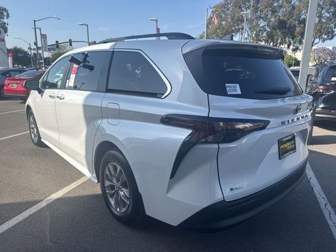 Certified 2026 Toyota Sienna XLE FWD image 11