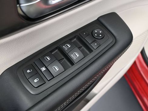 Used 2024 Chrysler Pacifica Touring-L FWD image 19